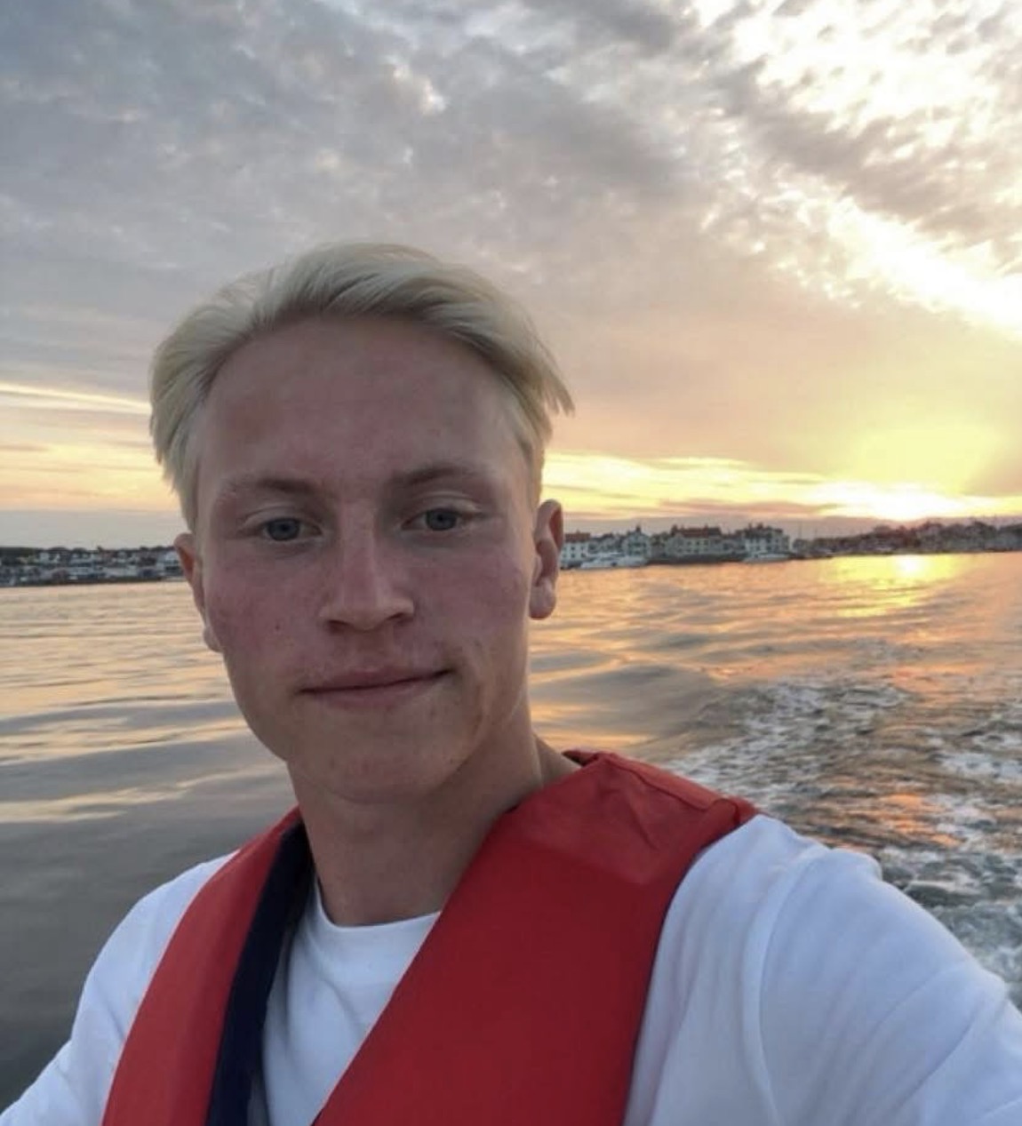 Lucas Nibe vid vattnet i kvällsljus